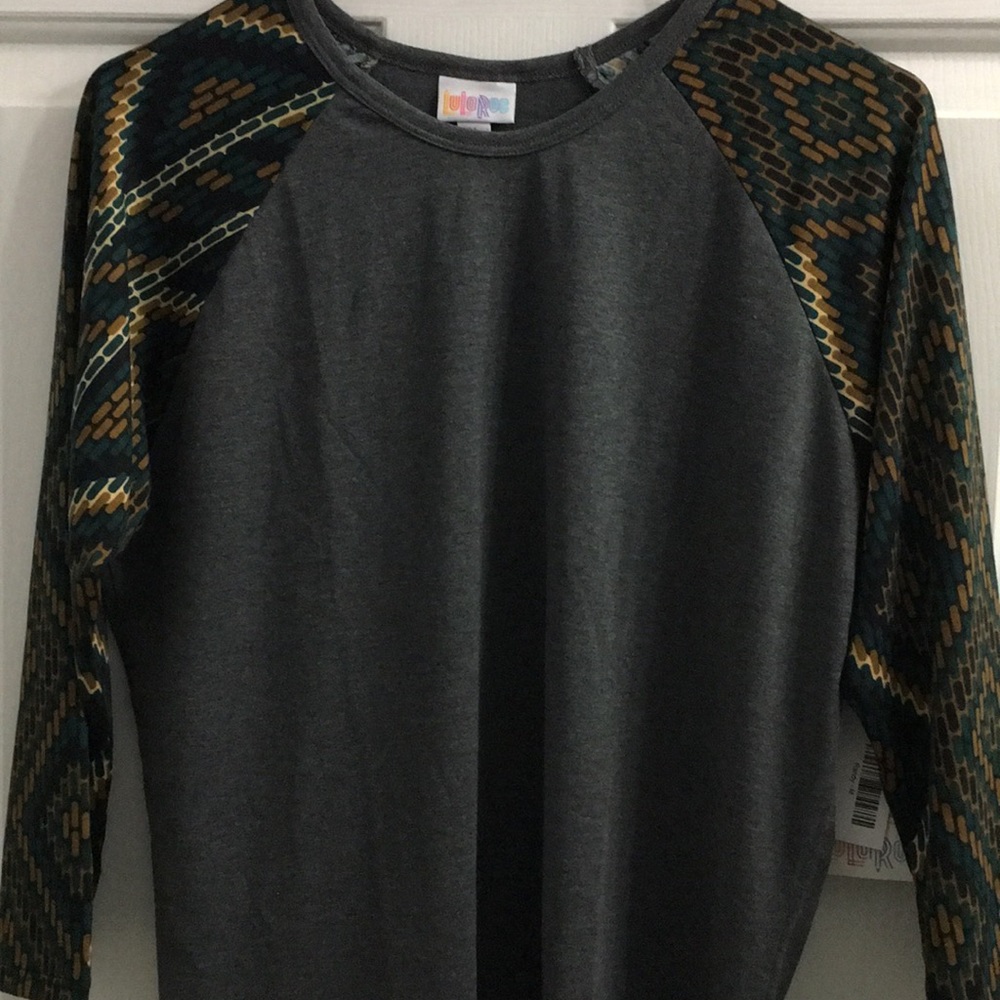 🎉❤️BEAUTIFUL BNWT LULAROE MEDIUM RANDY TOP❤️🎉
